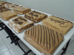 Tradicional bolo de aniversário para a população