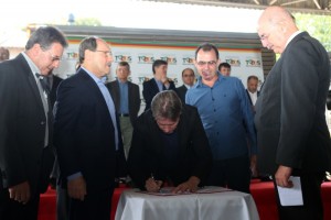Prefeito Carlos Bohn assina contrato