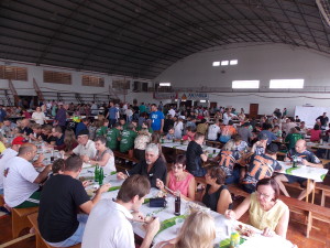 Tradicional almoço no ginásio de esportes