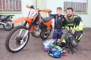 Roberto e o filho Yago de apenas 5 anos 