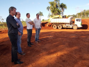 Prefeito Carlos Bohn, vice Flecha, secretário João Carlos Machry e vereador Elton Uhlmann (MDB) na área