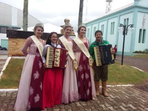 Camilly e Elemar com as soberanas