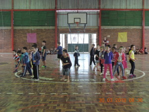 Alunos participando da gincana