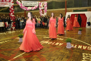 O desfile das candidatas no ginásio Tonhão