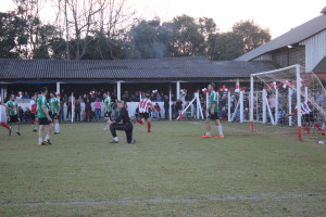 Fabinho faz o gol do título e corre para a torcida