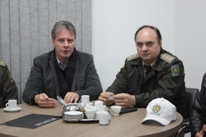Prefeito Carlos Alberto Bohn e coronel Valmir José dos Reis