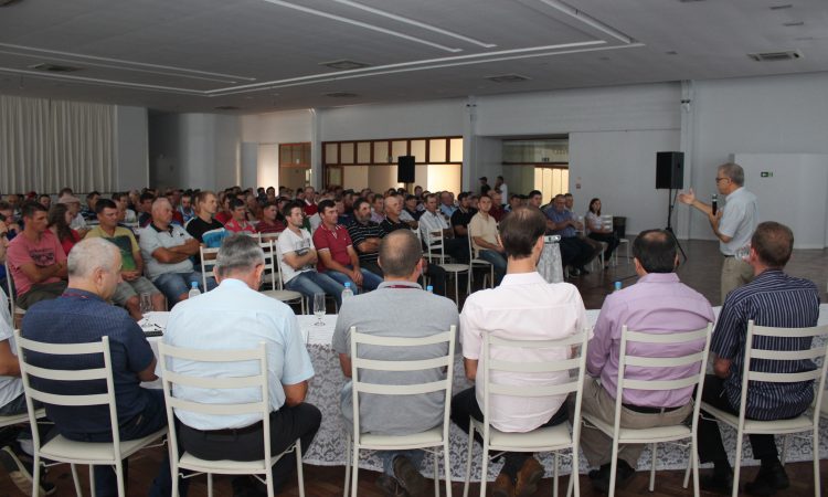 DÁLIA E ASSOCIADOS ANALISAM DETALHES DO PROJETO AVÍCOLA