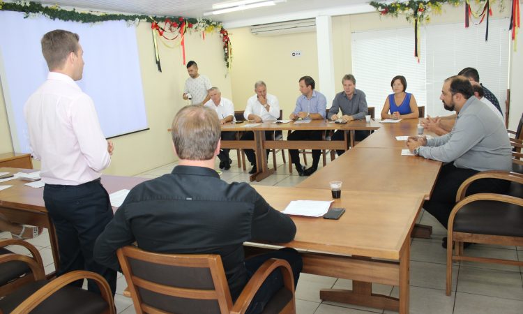 PREFEITO NA REUNIÃO DA AMVARP E CISVALE