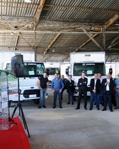 PREFEITO RECEBE CAMINHÃO EM APOIO À AGRICULTURA FAMILIAR