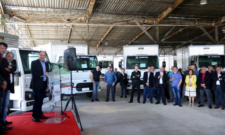 PREFEITO RECEBE CAMINHÃO EM APOIO À AGRICULTURA FAMILIAR