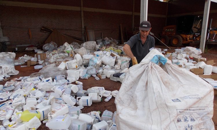 COLETA DE EMBALAGENS DE AGROTÓXICOS COMEÇA AMANHÃ