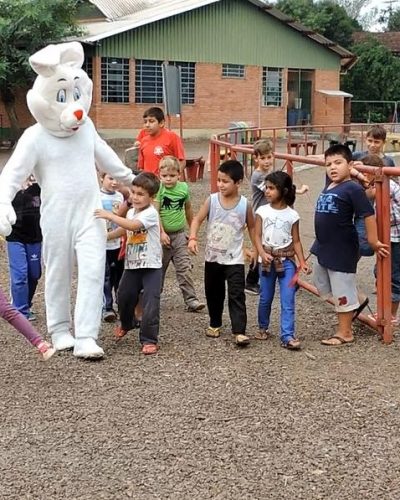 GINCANA, FILME E ‘COELHO’ NA ESCOLA SANTO ANTÔNIO