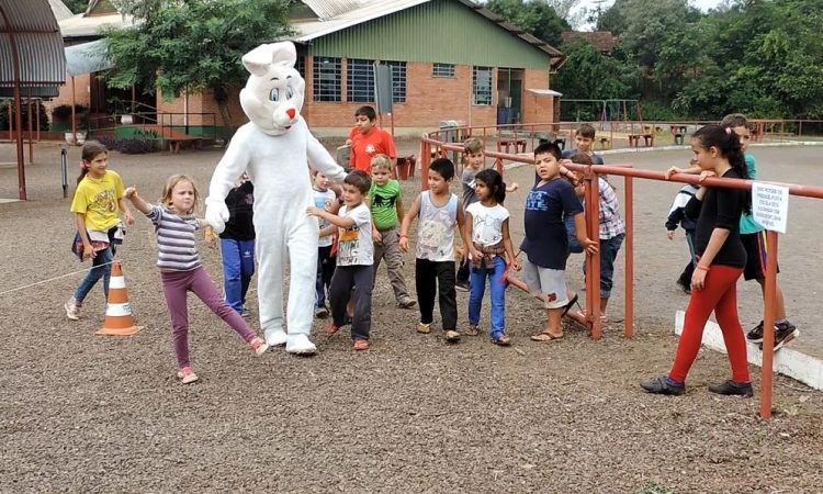 GINCANA, FILME E ‘COELHO’ NA ESCOLA SANTO ANTÔNIO