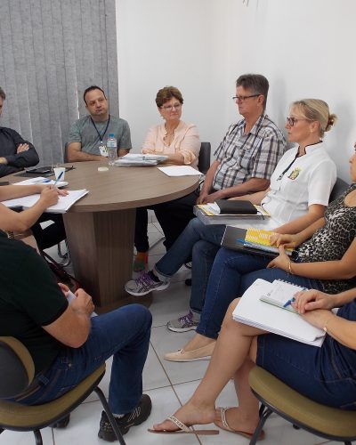 PROFISSIONAIS DEBATEM AÇÕES NO SAÚDE NA ESCOLA