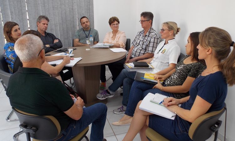 PROFISSIONAIS DEBATEM AÇÕES NO SAÚDE NA ESCOLA