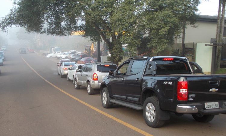 MOTORISTAS CORREM PARA GARANTIR COMBUSTÍVEL