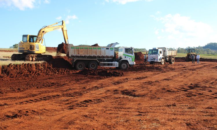 OBRAS TRABALHA NA ÁREA DO CONDOMÍNIO AVÍCOLA