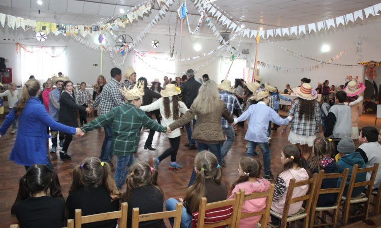 GRUPOS DE CONVIVÊNCIA DO CRAS FESTEJAM SÃO JOÃO