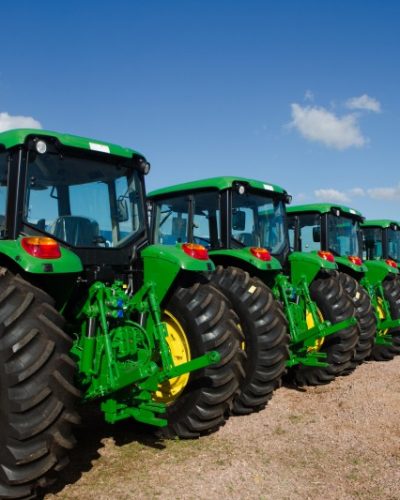 MUNICÍPIO RECEBE TRATOR AGRÍCOLA