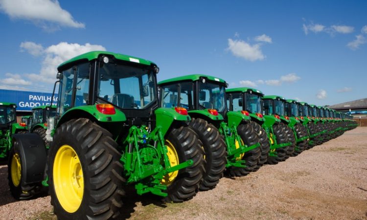 MUNICÍPIO RECEBE TRATOR AGRÍCOLA