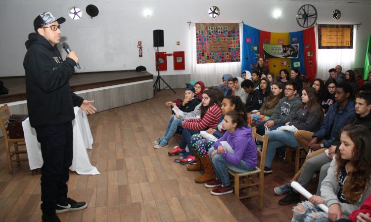 CHIQUINHO DIVILAS É ATRAÇÃO NA FEIRA DO LIVRO