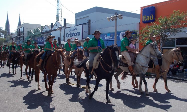 ESCOLAS NA SEMANA FARROUPILHA