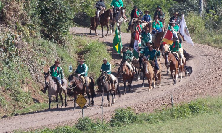 TRADICIONALISTAS SE PREPARAM PARA CAVALGADAS