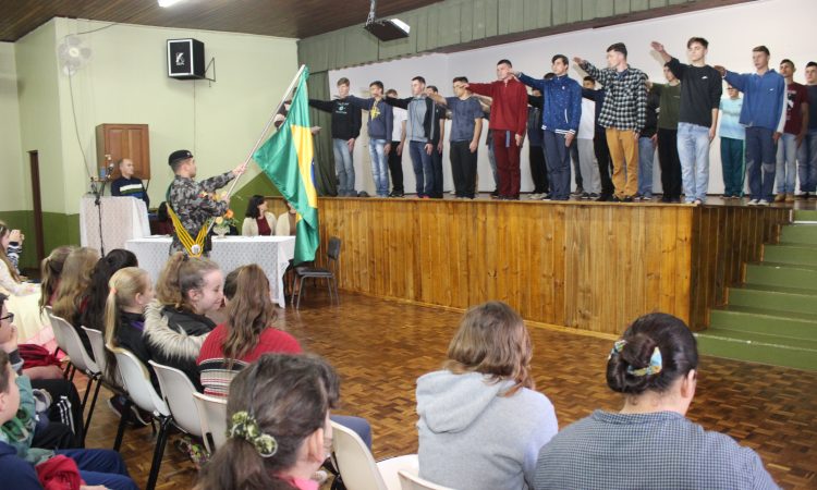 TRINTA E DOIS JOVENS NO JURAMENTO À BANDEIRA