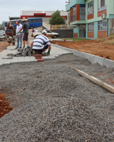 EQUIPE TRABALHA NO PRIMEIRO TRECHO DE PASSEIO PÚBLICO