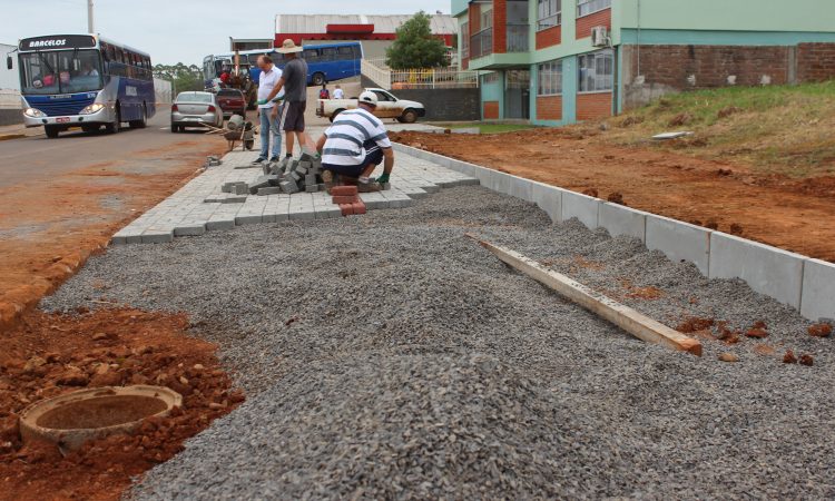 EQUIPE TRABALHA NO PRIMEIRO TRECHO DE PASSEIO PÚBLICO