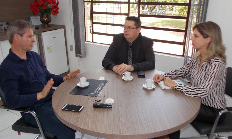 PREFEITO RECEBE EQUIPE DA CAIXA FEDERAL