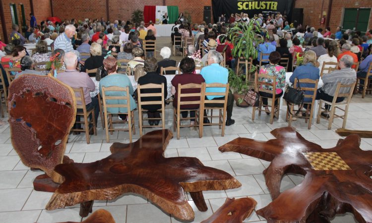 INTEGRAÇÃO E ALEGRIA NA FESTA DOS IDOSOS