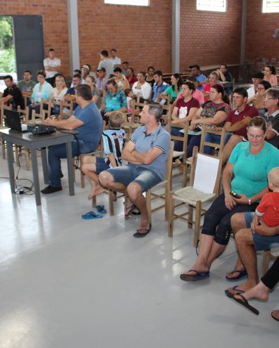 FAMÍLIAS FAZEM CADASTRO PARA REGULARIZAÇÃO DE TERRENOS