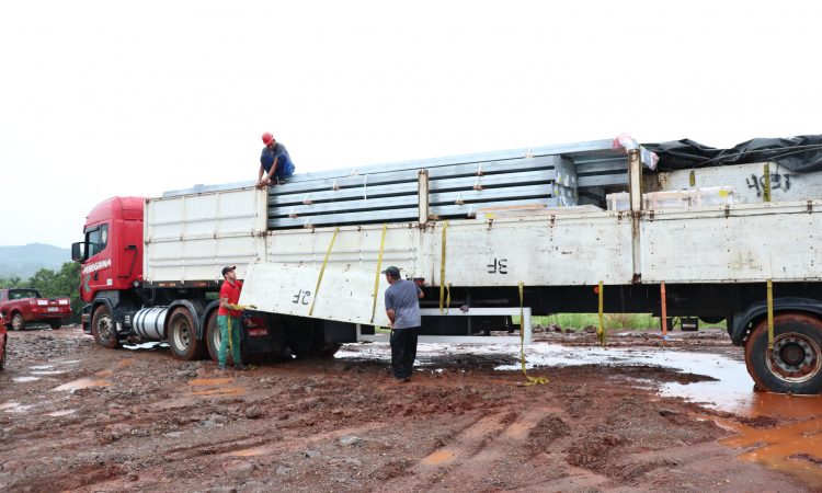 CONDOMÍNIO RECEBE PRIMEIRO CARREGAMENTO DE MATERIAL