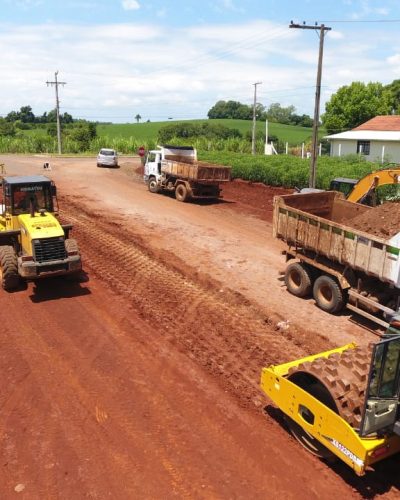 OBRAS TRABALHA NA PREPARAÇÃO DA AVENIDA PARA O ASFALTO