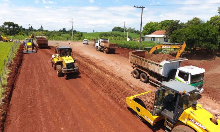 OBRAS TRABALHA NA PREPARAÇÃO DA AVENIDA PARA O ASFALTO