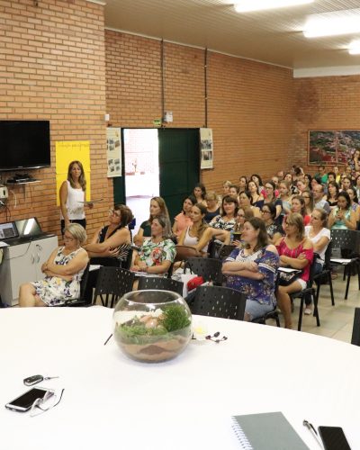 ANTES DAS AULAS, EDUCADORES REALIZAM CAPACITAÇÃO