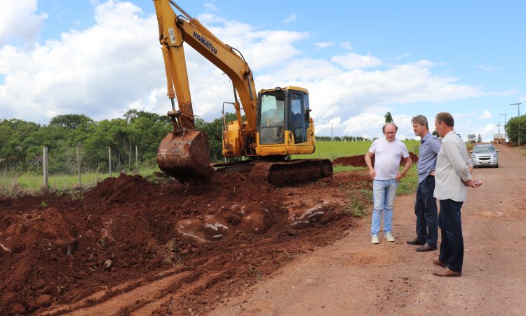 SECRETARIA DE OBRAS TRABALHA NA AVENIDA ALFREDO PILZ