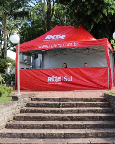 EQUIPE RGE ORIENTA CONSUMIDORES