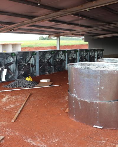 CONDOMÍNIO AVÍCOLA RECEBE EQUIPAMENTOS