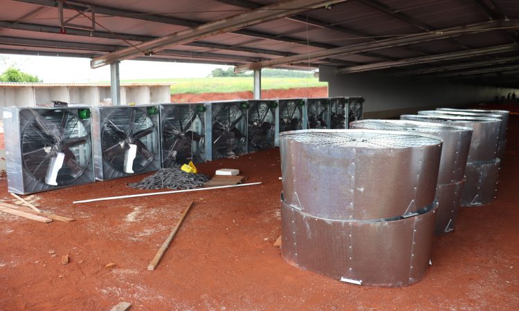 CONDOMÍNIO AVÍCOLA RECEBE EQUIPAMENTOS
