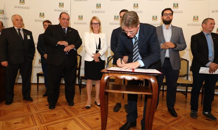 PREFEITO ASSINA DOCUMENTOS PARA OPERAÇÃO DE CRÉDITO