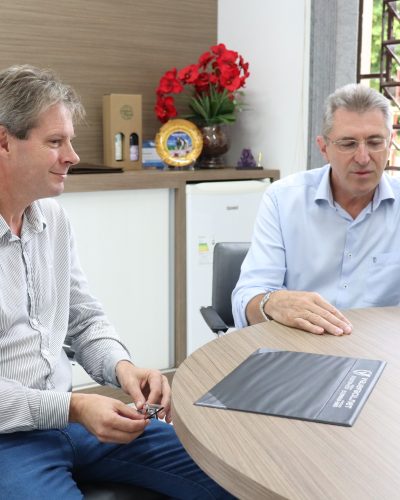 PREFEITO RECEBE DEPUTADO NA PREFEITURA