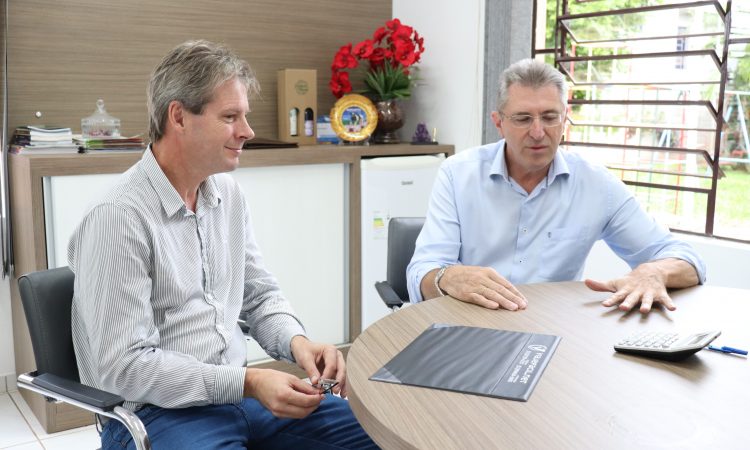 PREFEITO RECEBE DEPUTADO NA PREFEITURA