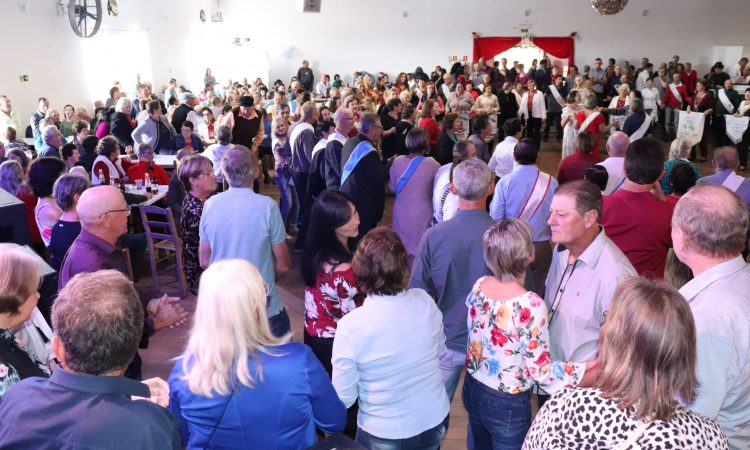 ALEGRIA E DIVERSÃO NO BAILE REGIONAL DA TERCEIRA IDADE