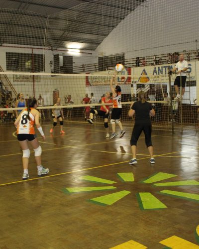 TORNEIO MUNICIPAL DE VÔLEI COM TREZE TIMES