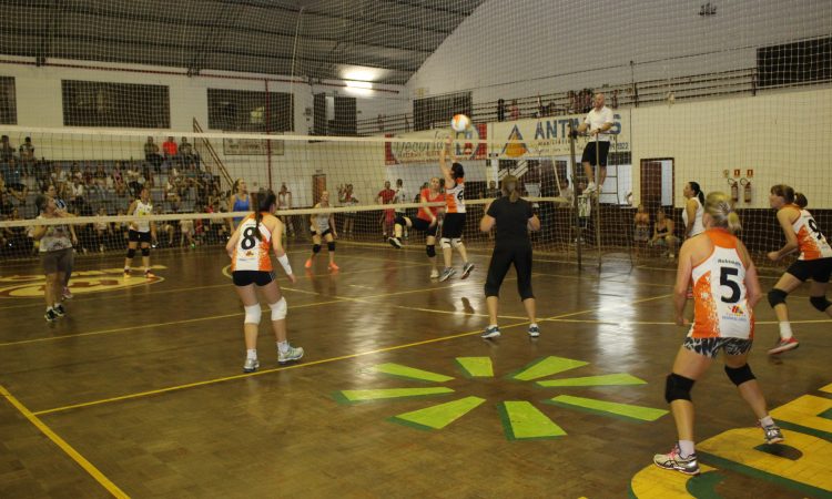 TORNEIO MUNICIPAL DE VÔLEI COM TREZE TIMES