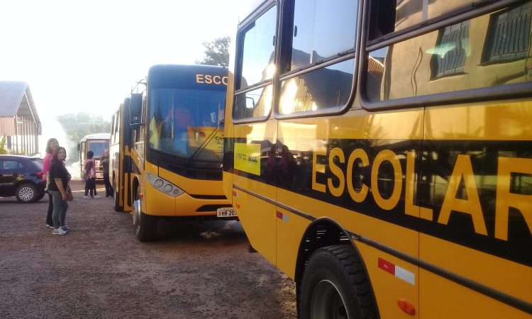 ESTUDANTES RECEBEM AUXÍLIO PARA TRANSPORTE