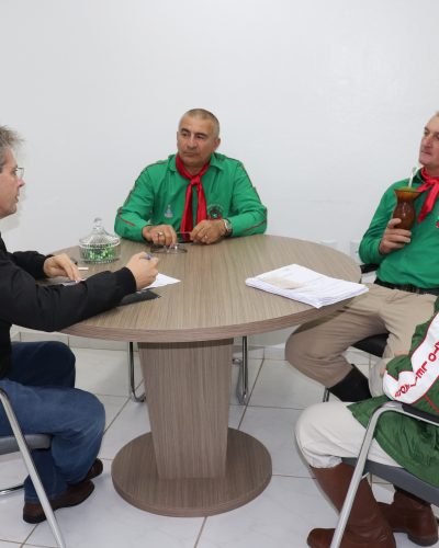 PREFEITO ASSINA CONTRATO PARA CONCESSÃO DE ÁREA AO CTG