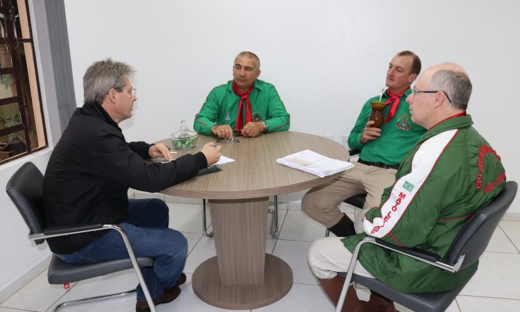 PREFEITO ASSINA CONTRATO PARA CONCESSÃO DE ÁREA AO CTG